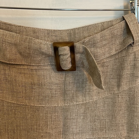 Linen Skirt with liner and tortoiseshell buckel - Picture 2 of 4